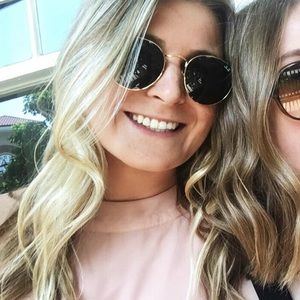 Meet your Posher, Julia